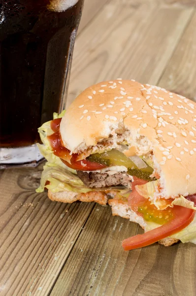 Burger mit Softdrink abgebissen — Stockfoto