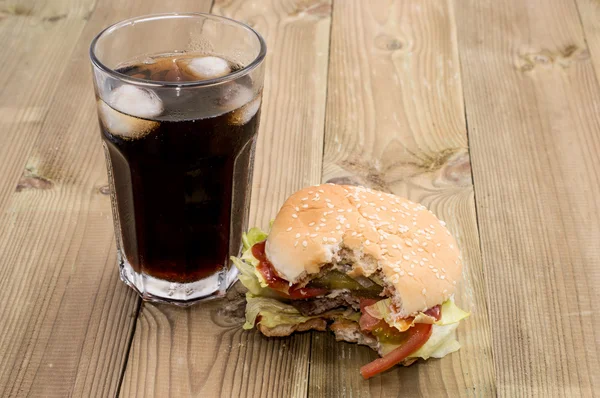 Burger mit Softdrink abgebissen — Stockfoto