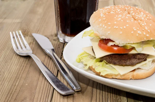 Doppelter Cheeseburger mit Softdrink — Stockfoto