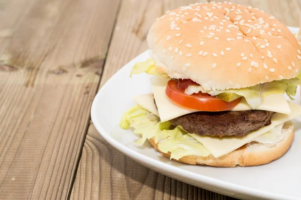 Dubbele cheeseburger op een plaat — Stockfoto