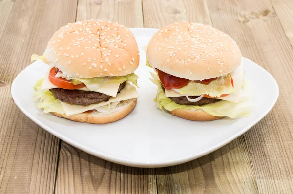 Deux Cheeseburgers dans une assiette — Photo