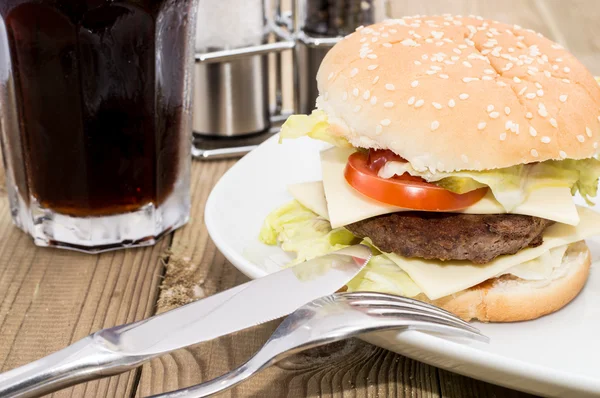 Cheeseburger mit Besteck — Stockfoto