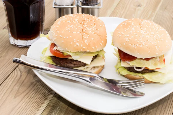 Due hamburger su un piatto — Foto Stock