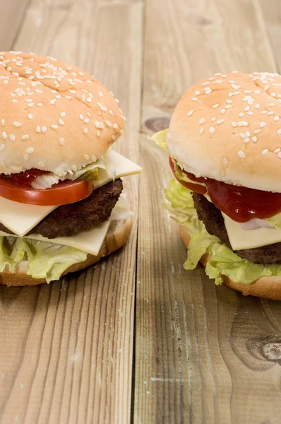 Due cheeseburger su fondo di legno — Foto Stock