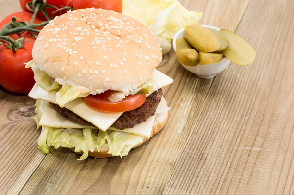 Двойной чизбургер с ингредиентами — стоковое фото