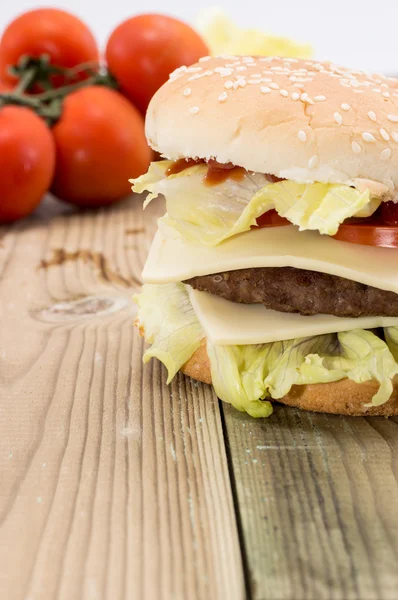 Διπλό cheeseburger με συστατικά — Φωτογραφία Αρχείου