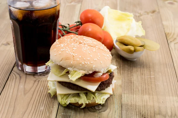 Doppio cheeseburger con ingredienti — Foto Stock