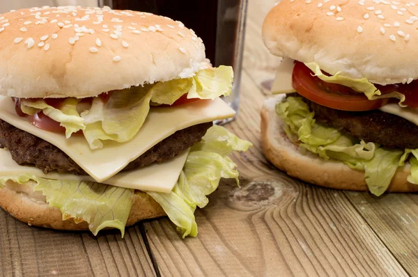 Deux hamburgers avec boisson gazeuse — Photo