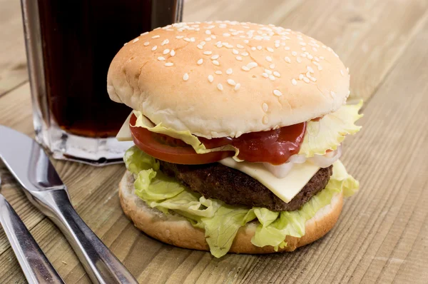 Burger mit Softdrink — Stockfoto
