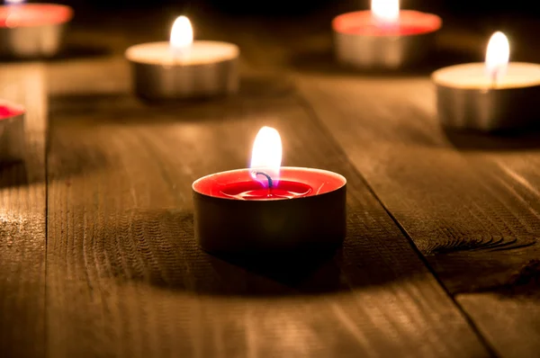 Grupo de velas queimando durante a noite — Fotografia de Stock