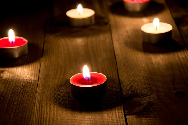 Groupe de bougies brûlant dans la nuit — Photo