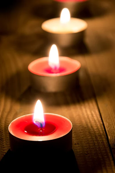 一条线的燃烧的蜡烛 — 图库照片