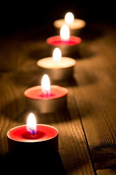 Eine Reihe brennender Kerzen — Stockfoto