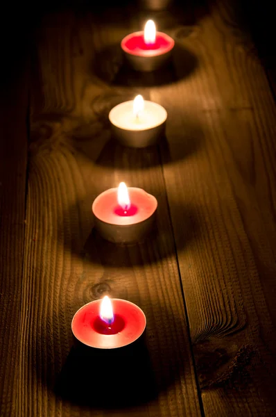 Una línea de velas encendidas — Foto de Stock