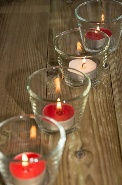 Kerzen im Glas bei Tageslicht — Stockfoto