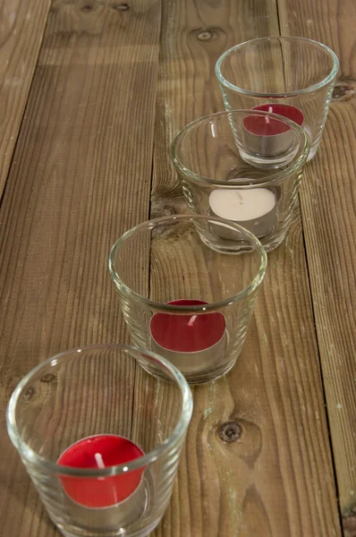 在木材上的 candels 与眼镜 — 图库照片