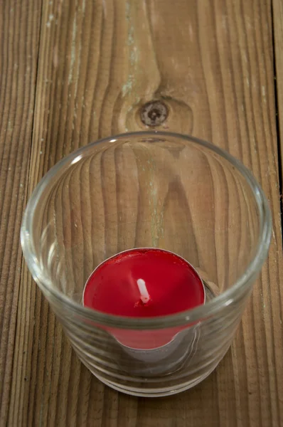 在木材上的 candels 与眼镜 — 图库照片
