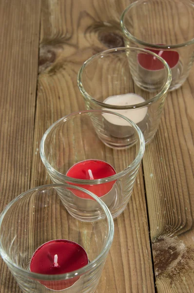 Bicchieri con Candele su legno — Foto Stock
