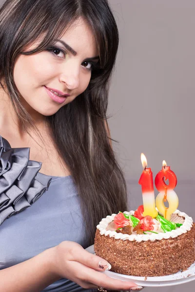 Dziewczyna trzyma tort urodzinowy z świece XVIII — Zdjęcie stockowe