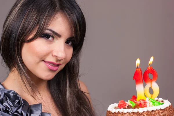 Meisje houden van de cake van de kindverjaardag met kaarsen 18e Stockafbeelding