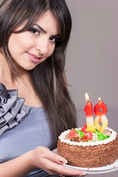 Meisje houden van de cake van de kindverjaardag met kaarsen 18e Rechtenvrije Stockfoto's