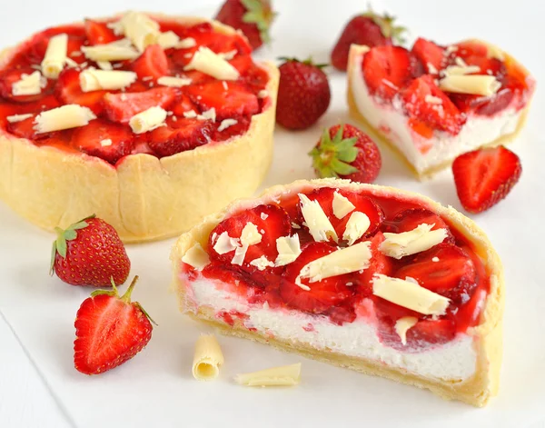 Tarta con crema y fresas —  Fotos de Stock