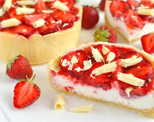 Tart with cream and strawberries — Stock Photo, Image