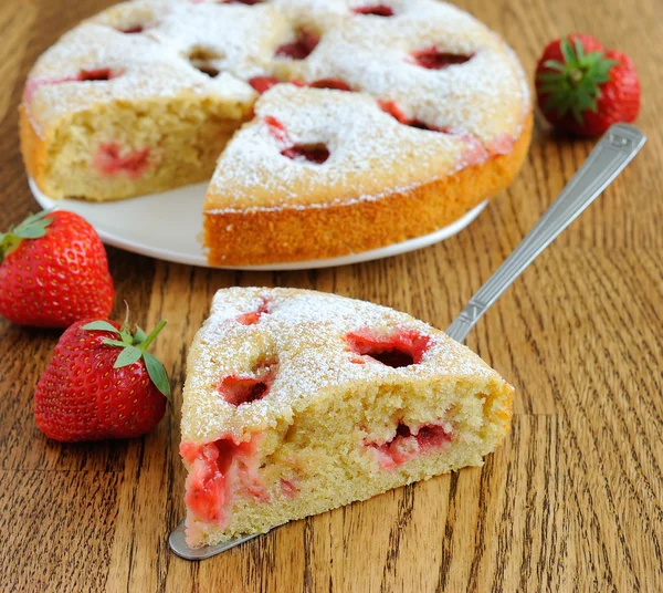 Cake with strawberries — Stock Photo, Image