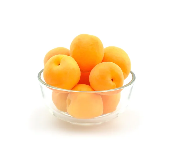 Aprikoser i en glasskål — Stockfoto