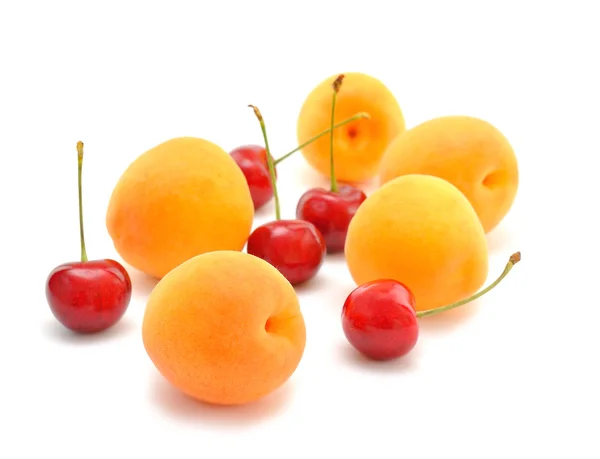 Aprikoser och körsbär — Stockfoto