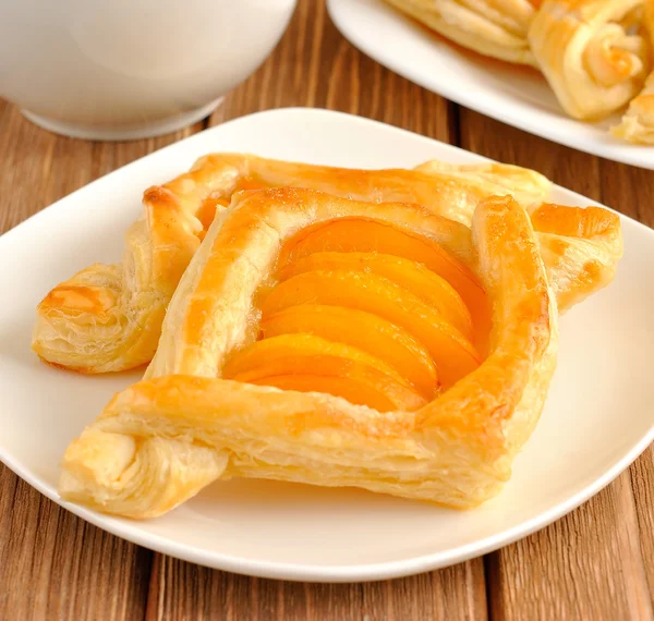 Puff pastry tarts with apricots — Stock Photo, Image