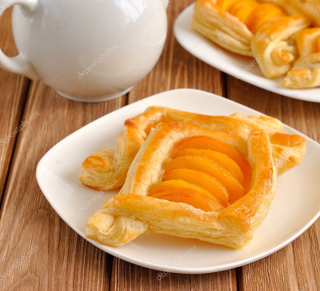 puff pastry tarts with apricots | 圖庫照片 08 olyina #11444366