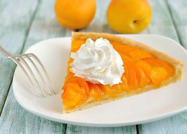Apricot tart with whipped cream — Stock Photo, Image