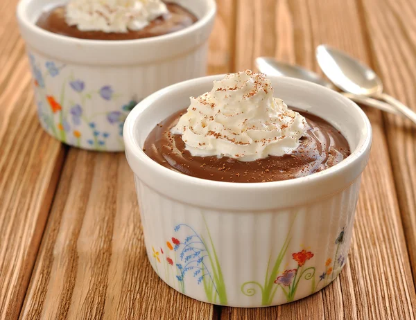 ホイップ クリームとチョコレートのデザート — ストック写真