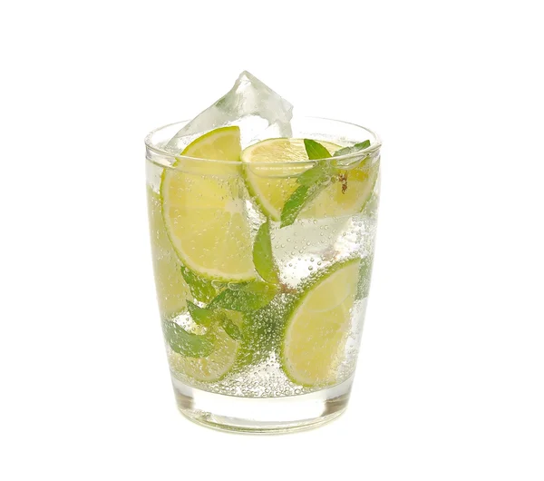 Mojito cocktail valkoisella taustalla — kuvapankkivalokuva