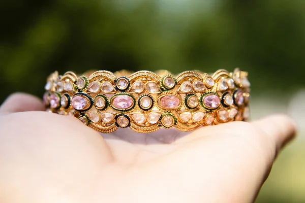 Bracelet en or avec pierres pour femme — Photo