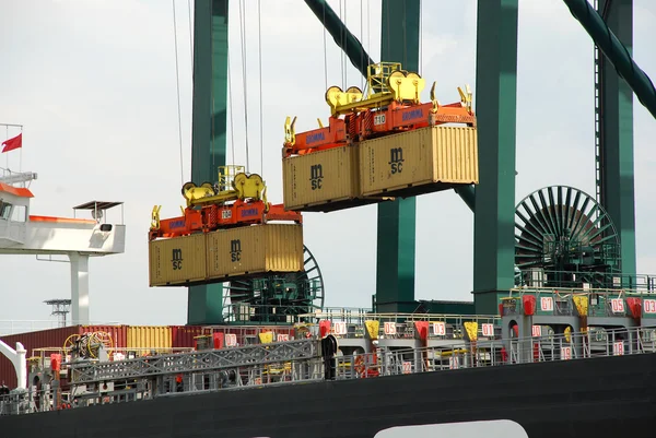 Chargement de conteneurs dans le port d'Anvers — Photo