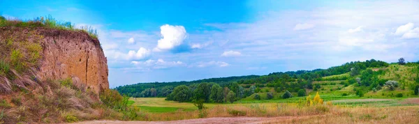 Panorama de campo con colina —  Fotos de Stock