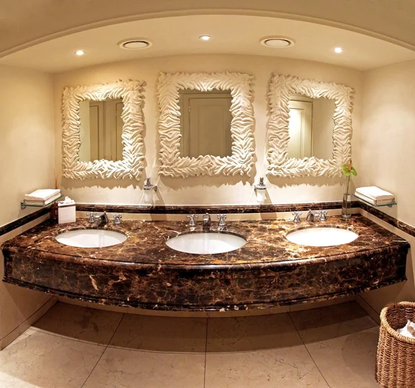 Ванная комната из мрамора — стоковое фото