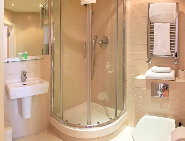Ванная комната минималистская — стоковое фото