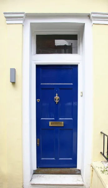 Niebieskie drzwi — Zdjęcie stockowe