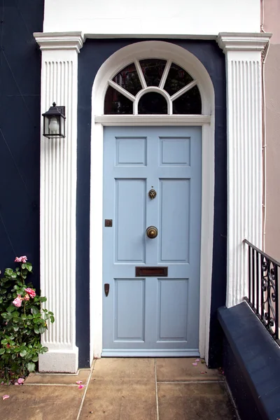 Голубая дверь — стоковое фото