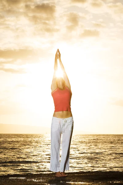 Silhouette di una bella donna Yoga — Foto Stock