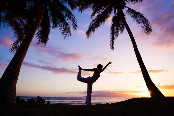 Güzel yoga kadın silüeti — Stok fotoğraf