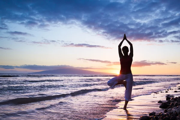 Silhouet van een vrouw mooi yoga — Stockfoto