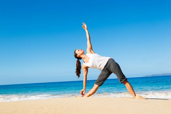 Kvinna utövar yoga — Stockfoto