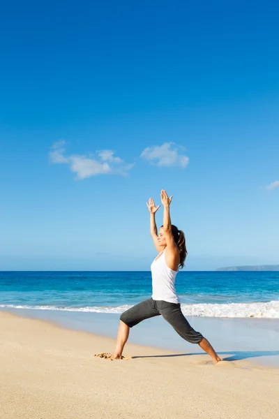 Frau praktiziert Yoga lizenzfreie Stockfotos