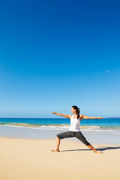 Frau praktiziert Yoga Stockbild