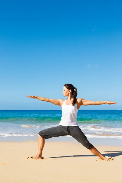 Frau praktiziert Yoga lizenzfreie Stockfotos