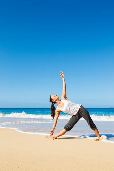 Frau praktiziert Yoga lizenzfreie Stockbilder
